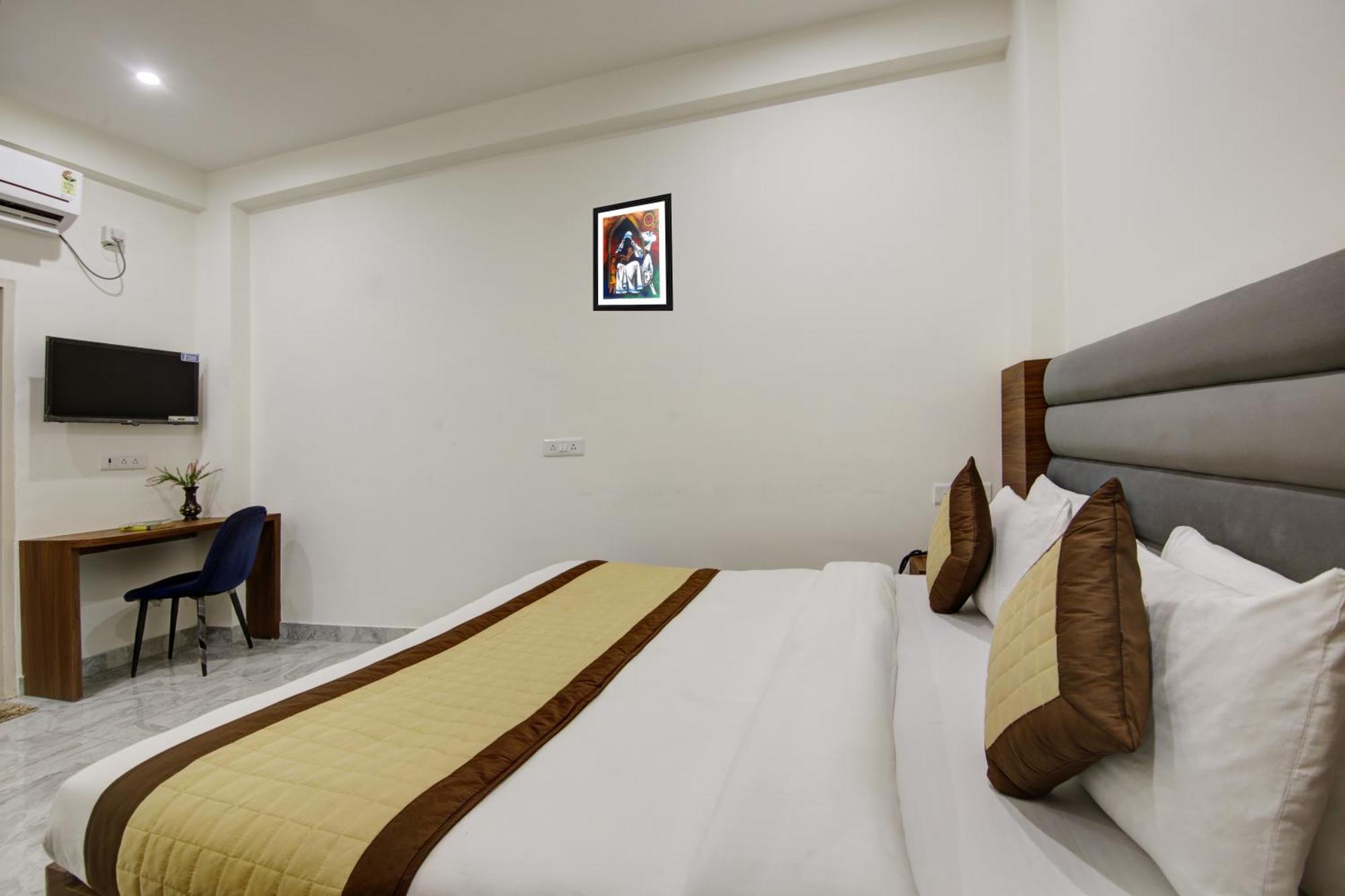Hotel S B - Near Railway Station Paharganj