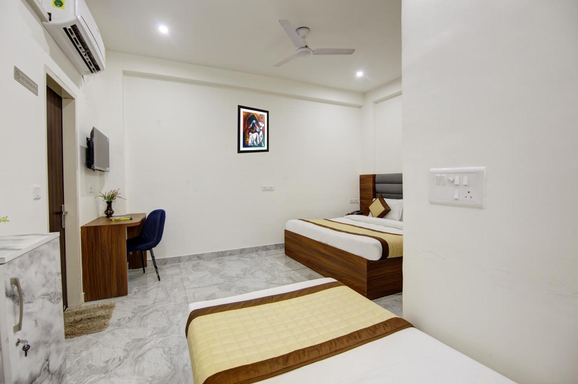 S B - Near Railway Station Paharganj Hotel 4*