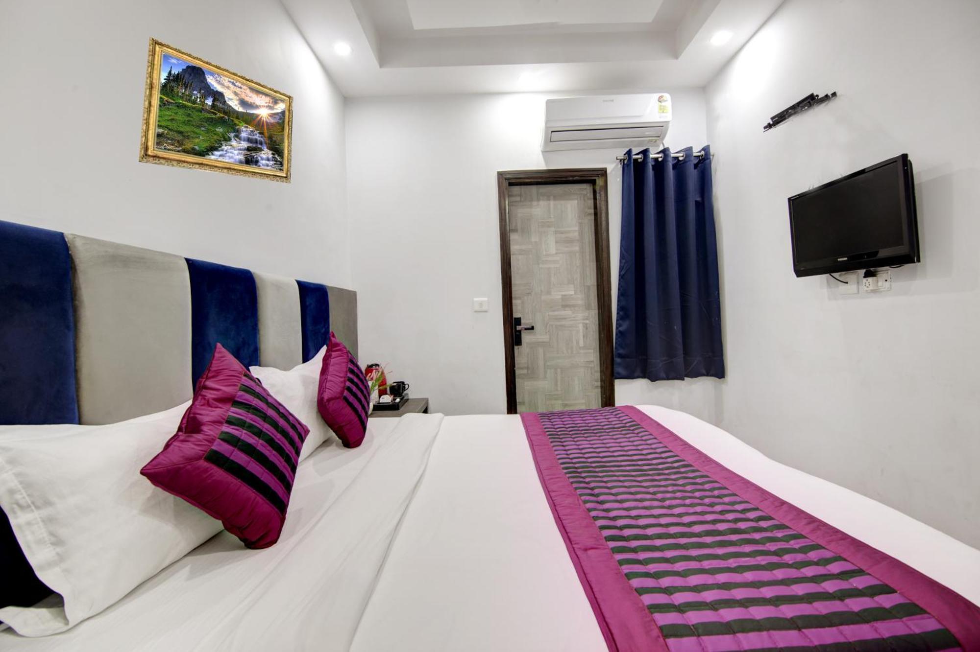 S B - Near Railway Station Paharganj Hotel New Delhi