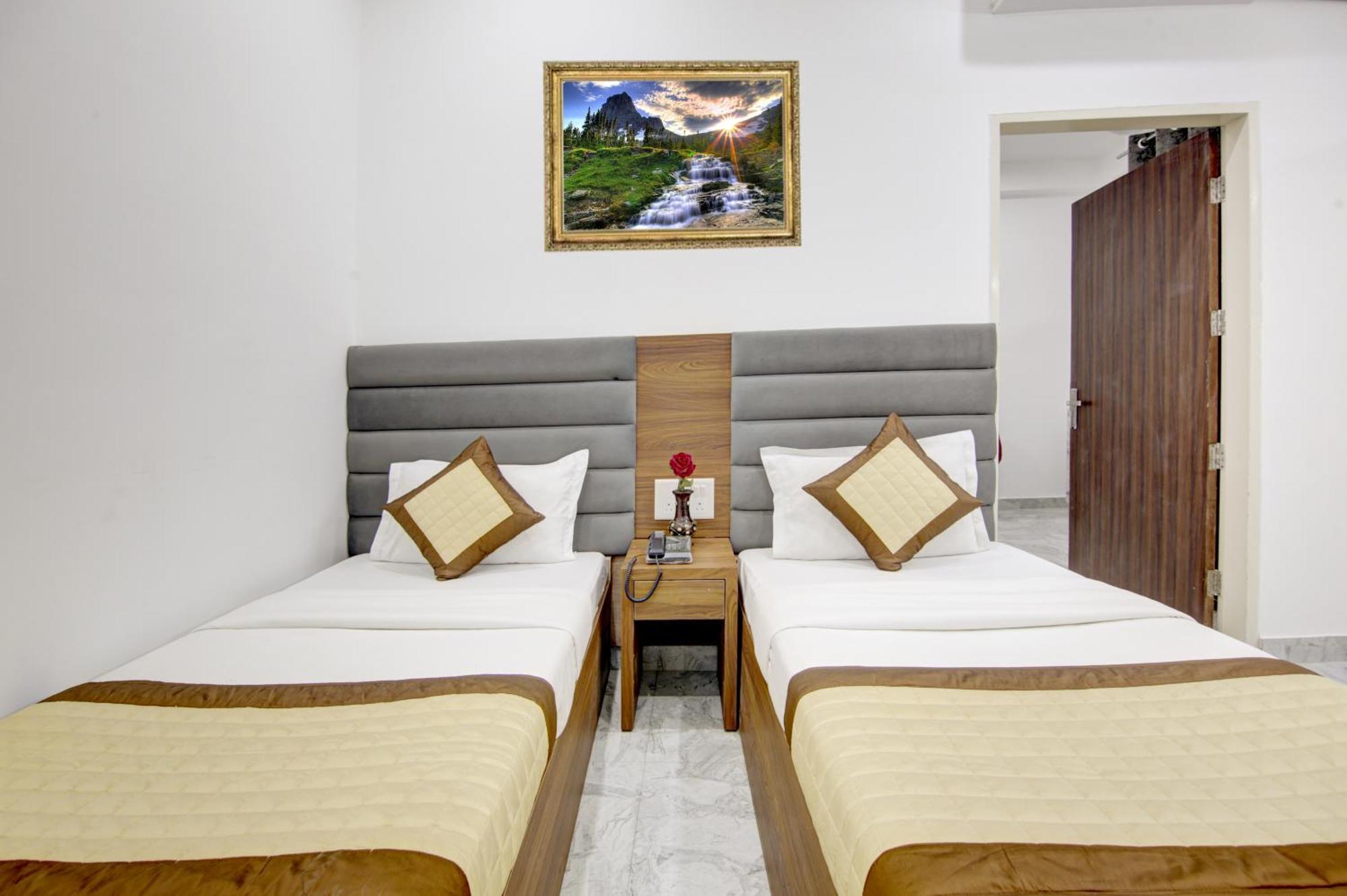 Hotel S B - Near Railway Station Paharganj