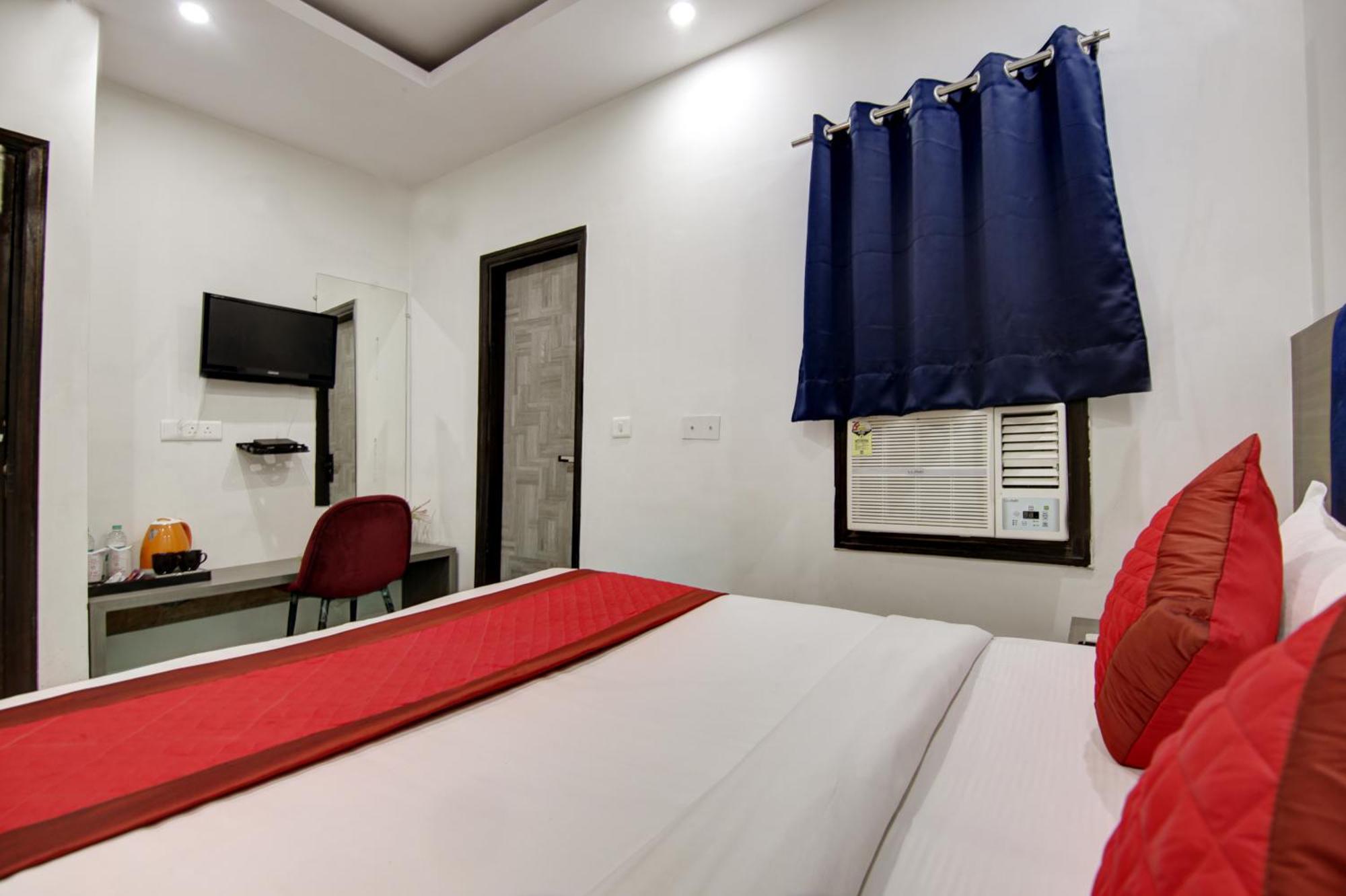 Hotel S B - Near Railway Station Paharganj 4*