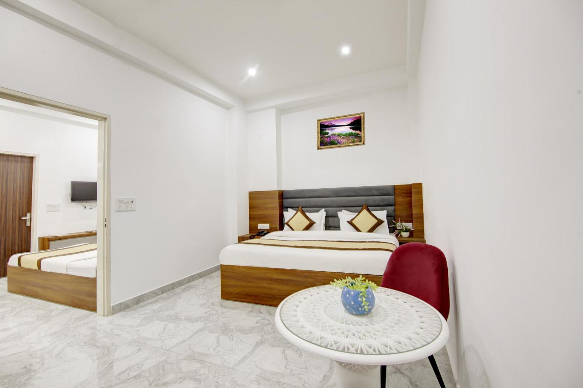 S B - Near Railway Station Paharganj Hotel 4*
