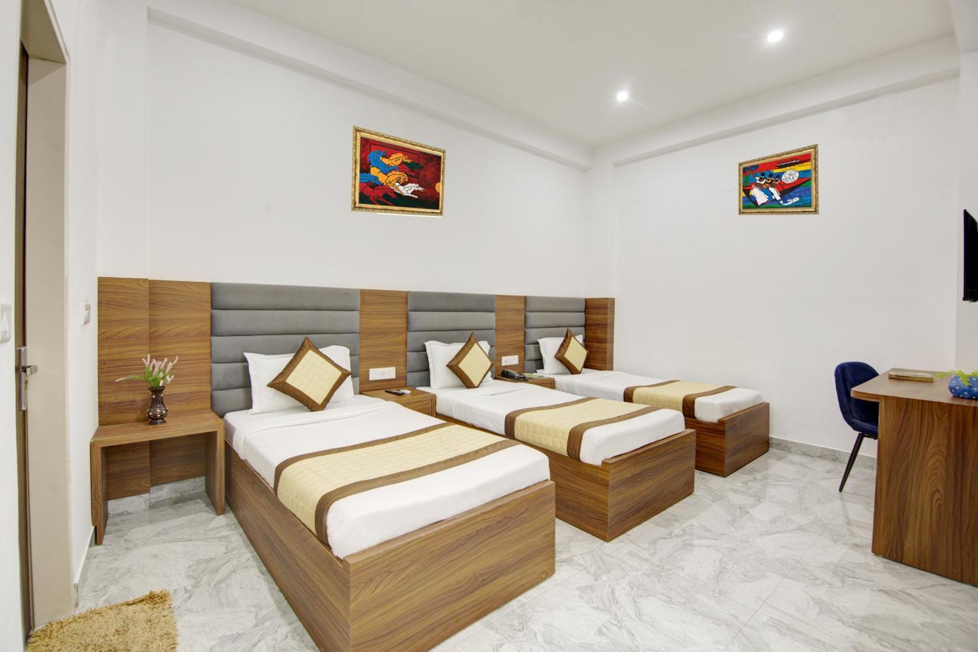 Hotel S B - Near Railway Station Paharganj 4*
