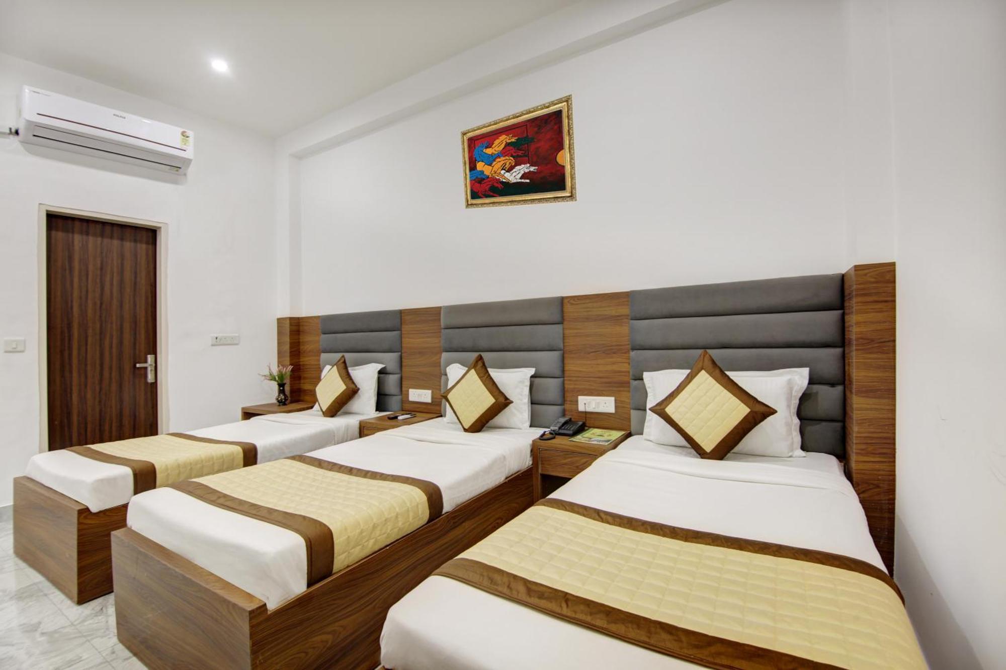 Hotel S B - Near Railway Station Paharganj